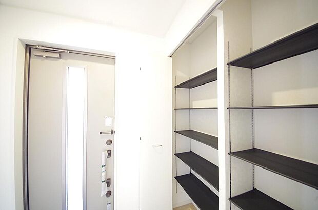 棚板が多く、沢山の靴が収納可能。棚板は稼働可能ですのでブーツやヒールの高い靴も収納でき便利です。