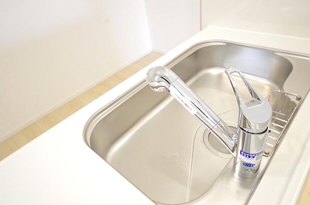 キッチンの水栓はホースが伸びますので、大きな鍋も楽に洗う事が出来ます。また、浄水器もビルトインです。