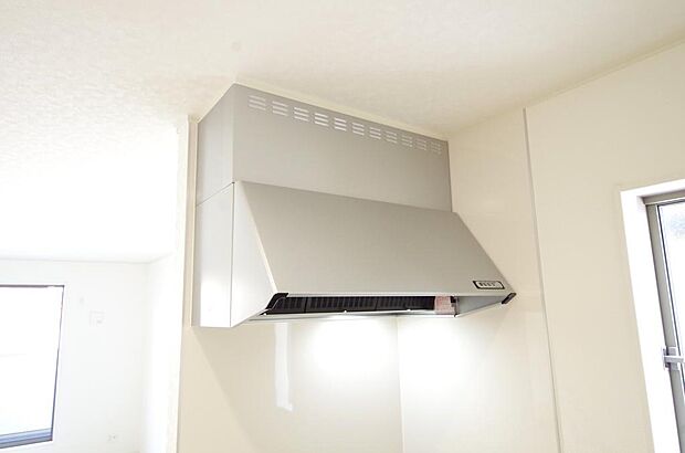 キッチン上部には、ブーツ型の照明付きのレンジフードが標準装備されております。