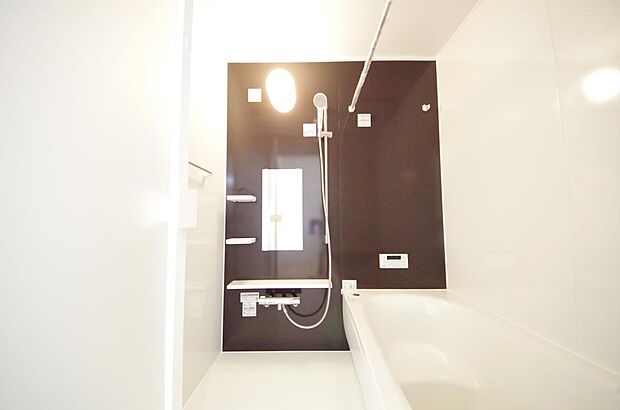 １日の疲れを癒す大切な場所です。追焚き機能も付いておりますので、帰りが遅くなっても安心できます。