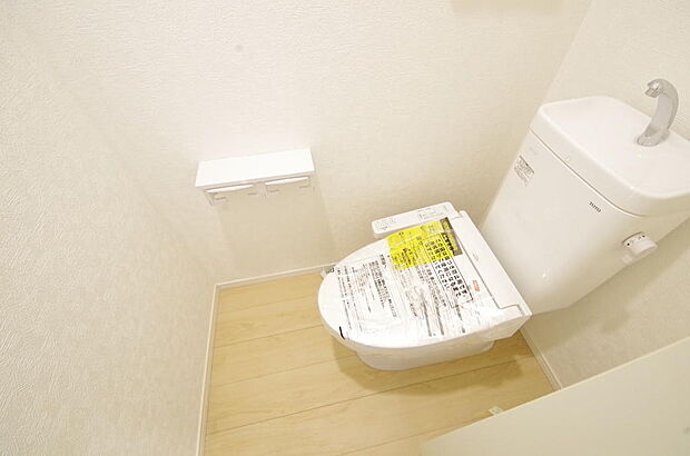 少ない水を有効に使って、汚れも効率よく洗浄します。便器は奥までふちのない掃除がしやすい形状です。