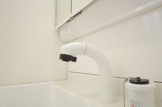 洗面台の給水口はホースが伸びるので朝シャン出来ます。シングルレバーでお湯の温度も楽々調整出来ます。