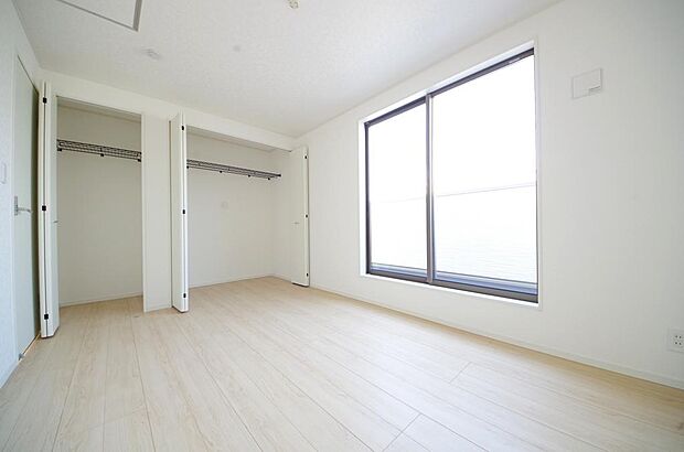 木の質感が優しい床材と豊富な収納が特徴的な、心に温かさを感じる内装です。