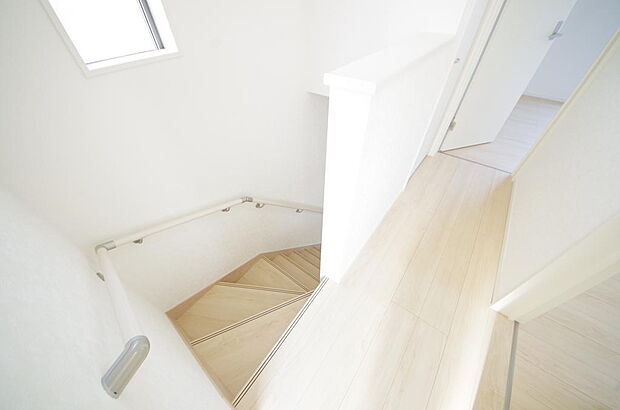 階段には手すりを標準装備することで、お子様やご高齢者の安全性にも配慮しております。