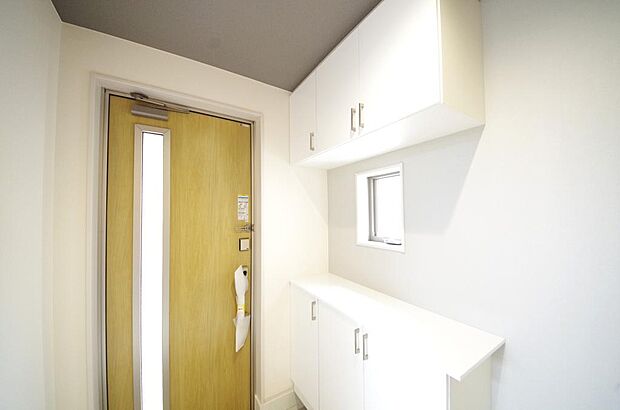 棚板が多く、沢山の靴が収納可能。棚板は稼働可能ですのでブーツやヒールの高い靴も収納でき便利です。