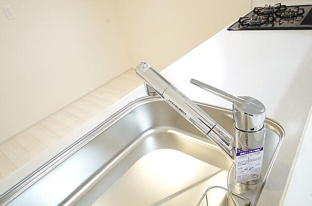 レバー操作一つで水量、温度も調節可能です。また、蛇口には浄水カートリッジも内蔵可能です。