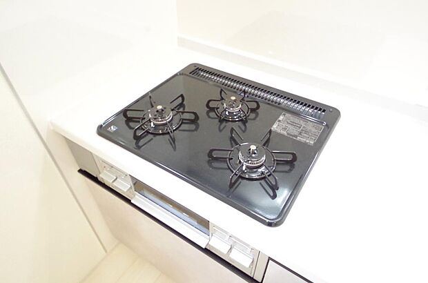 三ツ口コンロはＳｉセンサーが組み込まれています。長時間の使用の際にセンサーが自動でストップします。