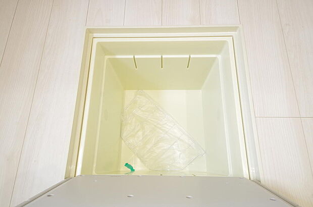 ミネラルウォーター、缶詰、非常食のストックに便利です。空間を有効に利用した収納です。