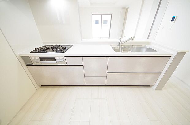 キッチンには耐久性が高く、お手入れも簡単で人工大理石トップを採用して、キッチンを優雅に演出しました。