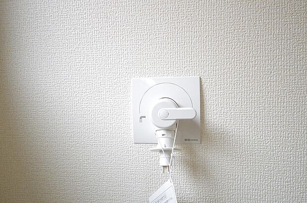 洗濯機用の給水口には蛇口ではなく、全自動洗濯機が設置できる専用の給水口が設置されております。