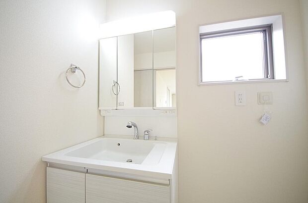 家族全員で利用するパブリックスペースとなりますので、鏡周りの収納ですっきり洗面台がご利用いただけます