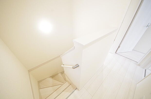 階段には手すりを標準装備することで、お子様やご高齢者の安全性にも配慮しております。