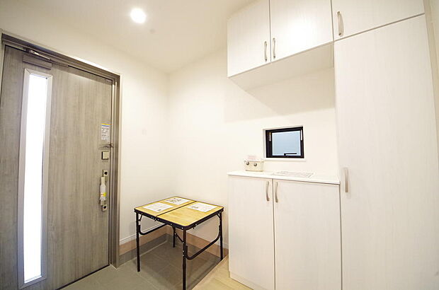 棚板が多く、沢山のの靴が収納可能。棚板は稼働可能ですのでブーツやヒールの高い靴も収納でき便利です。