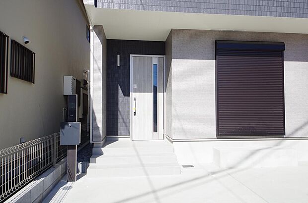 玄関はいわばその邸宅の顔です。だからこそ、迎賓のためにしつらえを細部まで施しました。