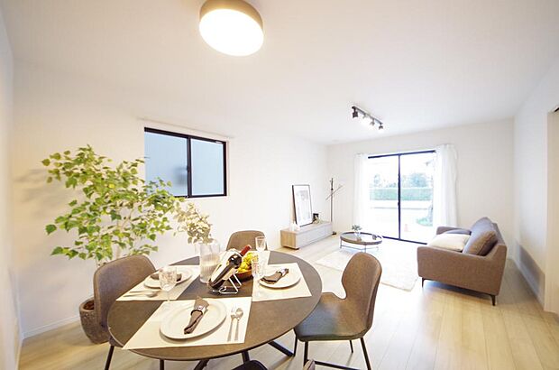 明るい陽光が差し込み開放的なリビング ダイニングを演出し、ゆとりある空間はご満足いただけます。