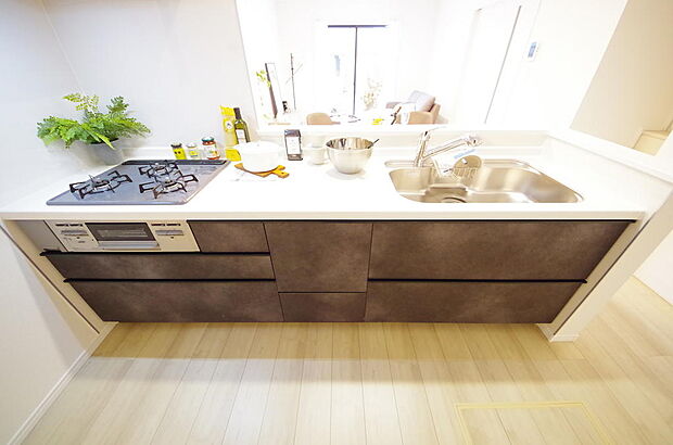 キッチンには耐久性が高く、お手入れも簡単で人工大理石トップを採用して、キッチンを優雅に演出しました。
