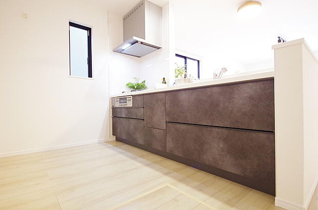 リビング ダイニング全体が見渡せるキッチンは、リビングのお子様の様子を見守りながら家事ができます。