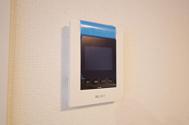 来訪者を映像と音声で確認可能なので、煩わしいセールスにも住戸内で対話可能です。
