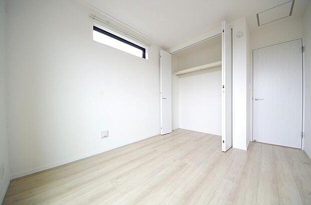 木の質感が優しい床材と豊富な収納が特徴的な、心に温かさを感じる内装です。