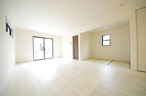 明るい陽光が差し込み開放的なリビング ダイニングを演出し、ゆとりある空間はご満足いただけます。