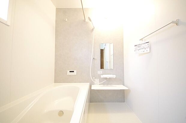 心地よい入浴タイムを追求した大きな浴槽とアクセントパネルで、より高級感が演出されます。