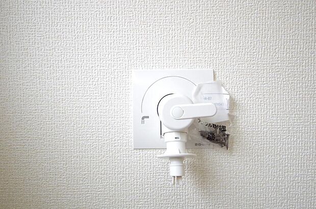 洗濯機用の給水口には蛇口ではなく、全自動洗濯機が設置できる専用の給水口が設置されております。