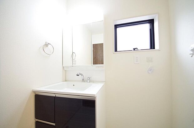 家族全員で利用するパブリックスペースとなりますので、鏡周りの収納ですっきり洗面台がご利用いただけます