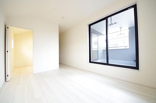 木の質感が優しい床材と豊富な収納が特徴的な、心に温かさを感じる内装です。