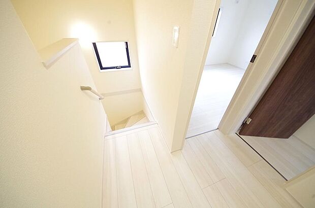 階段には手すりを標準装備することで、お子様やご高齢者の安全性にも配慮しております。