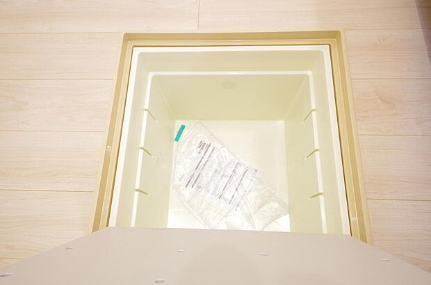 ミネラルウォーター、缶詰、非常食のストックに便利です。空間を有効に利用した収納です。