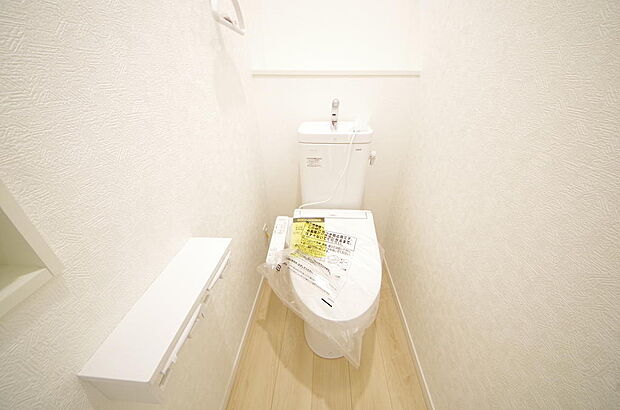 少ない水を有効に使って、汚れも効率よく洗浄します。便器は奥までふちのない掃除がしやすい形状です。