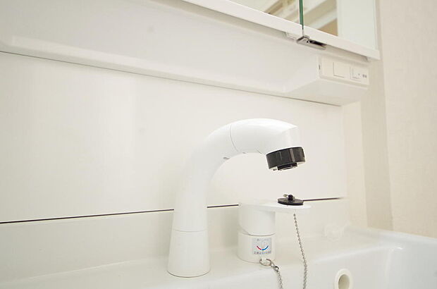 洗面台の給水口はホースが伸びるので朝シャン出来ます。シングルレバーでお湯の温度も楽々調整出来ます。