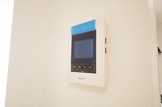 来訪者を映像と音声で確認可能なので、煩わしいセールスにも住戸内で対話可能です。