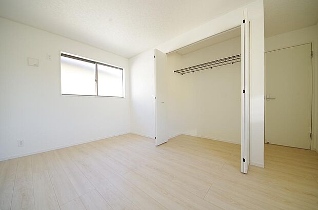 木の質感が優しい床材と豊富な収納が特徴的な、心に温かさを感じる内装です。