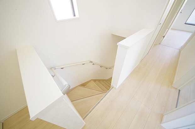 階段には手すりを標準装備することで、お子様やご高齢者の安全性にも配慮しております。