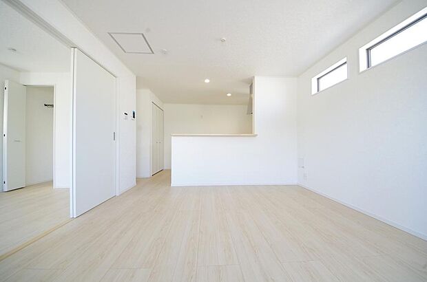 明るい陽光が差し込み開放的なリビング　ダイニングを演出し、ゆとりある空間はご満足いただけます。