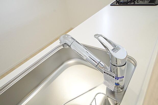 キッチンの水栓はホースが伸びますので、大きな鍋も楽に洗う事が出来ます。また、浄水器もビルトインです。