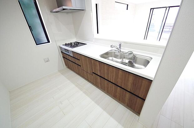 キッチンには耐久性が高く、お手入れも簡単で人工大理石トップを採用して、キッチンを優雅に演出しました。