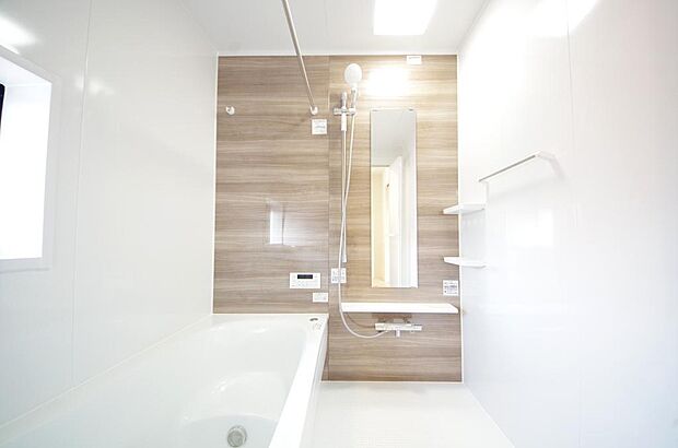 心地よい入浴タイムを追求した大きな浴槽とアクセントパネルで、より高級感が演出されます。