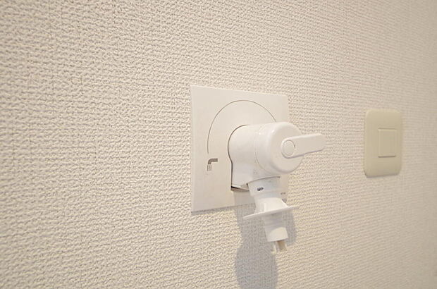 洗濯機用の給水口には蛇口ではなく、全自動洗濯機が設置できる専用の給水口が設置されております。