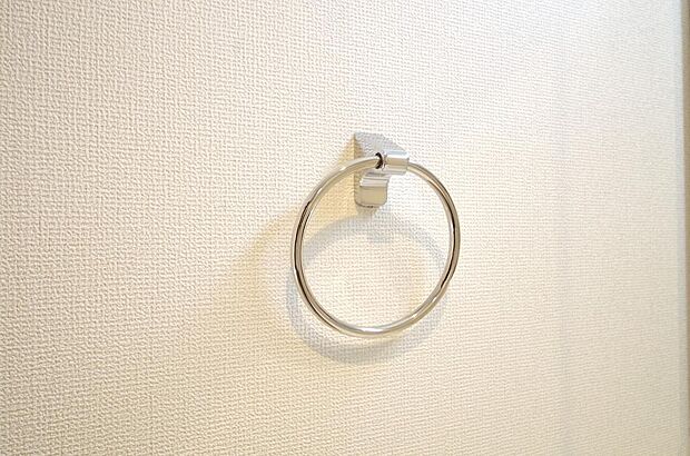 タオル掛け、これは必要です。標準装備されていますので、後から設置する手間も省けます。