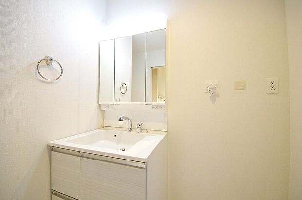 家族全員で利用するパブリックスペースとなりますので、鏡周りの収納ですっきり洗面台がご利用いただけます