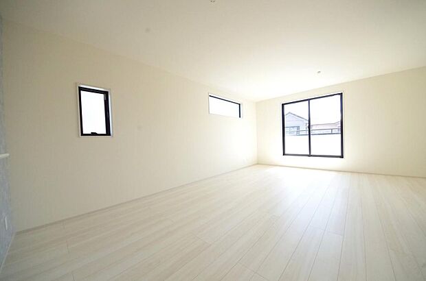 明るい陽光が差し込み開放的なリビング ダイニングを演出し、ゆとりある空間はご満足いただけます。