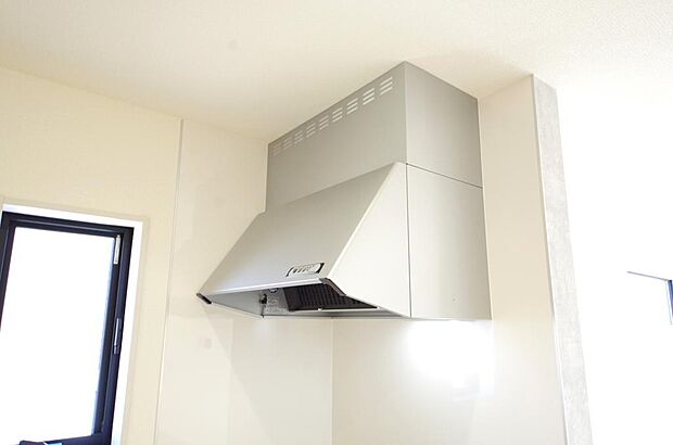 キッチン上部には、ブーツ型の照明付きのレンジフードが標準装備されております。