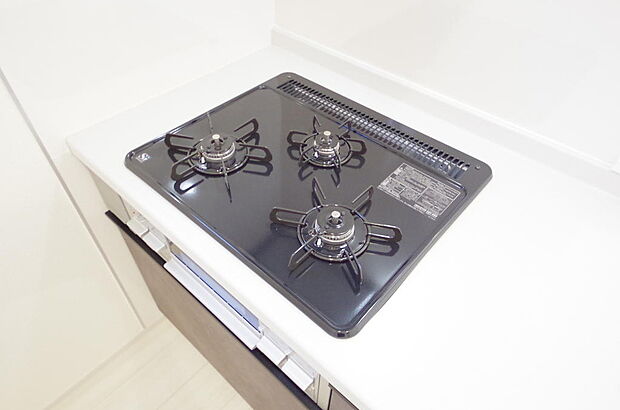 三ツ口コンロはSiセンサーが組み込まれています。長時間の使用の際にセンサーが自動でストップします。