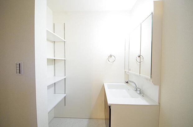 家族全員で利用するパブリックスペースとなりますので、鏡周りの収納ですっきり洗面台がご利用いただけます