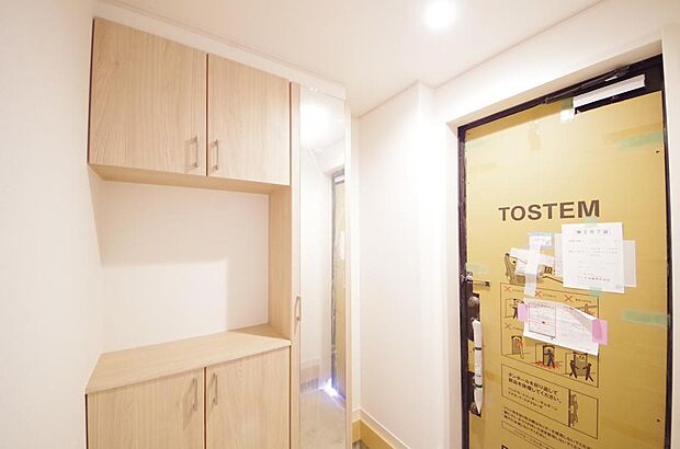 棚板が多く、沢山の靴が収納可能。棚板は稼働可能ですのでブーツやヒールの高い靴も収納でき便利です。