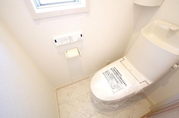 少ない水を有効に使って、汚れも効率よく洗浄します。便器は奥までふちのない掃除がしやすい形状です。