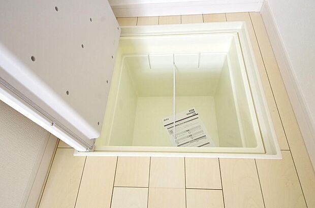 普段は使わない物や大切な物などを収納出来ます。空間を有効に利用した床下収納です。