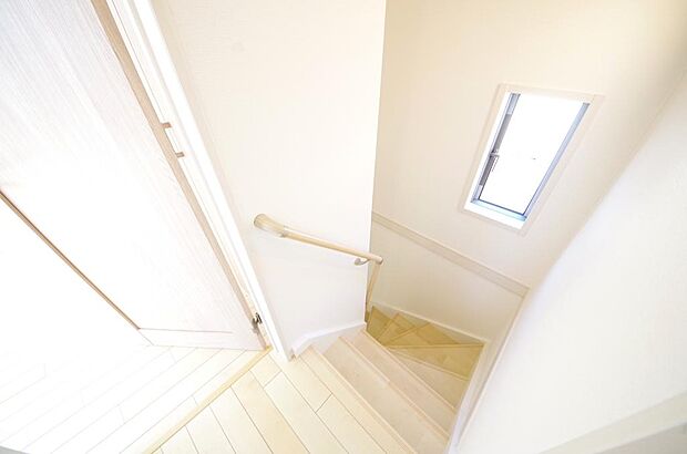 階段には手すりを標準装備することで、お子様やご高齢者の安全性にも配慮しております。